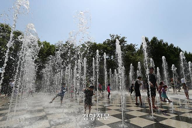 낮 기온이 30도 안팎으로 오르며 초여름 날씨가 이어진 19일 서울 성동구 서울숲에 설치된 바닥분수에서 시민들이 물놀이하며 더위를 식히고 있다. 조태형 기자