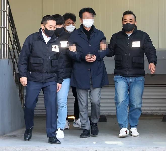 더불어민주당 이재명 대표를 흉기로 찌른 혐의로 구속기소가 된 김모씨가 지난 1월 4일 법원에 출두하기 위해 이동하고 있다. 연합뉴스