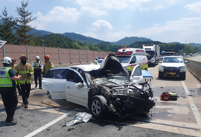 21일 오후 1시 43분쯤 전북 장수군 계북면 통영대전고속도로 상행선 145㎞ 지점에서 그랜저 승용차가 작업 중이던 1t 트럭을 들이받는 사고가 발생해 1명이 숨지고 3명이 다쳤다. 전북소방본부 제공