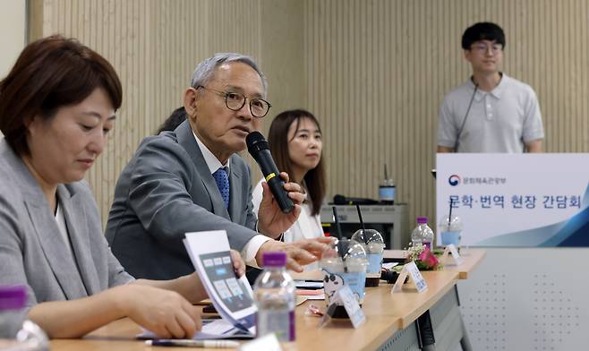Culture Minister Yu In-chon, second from the left, speaks during a meeting on literature and translation held after the groundbreaking ceremony for the National Museum of Korean Literature in Eunpyeong-gu, northern Seoul, on Monday. (Yonhap)