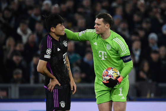 Bayern Munich goalkeeper Manuel Neuer, right, checks on Kim Min-jae during the UEFA Champions League last 16 first leg between Lazio and Bayern Munich at the Olympic stadium on Feb. 14 in Rome. [AFP/YONHAP]