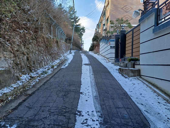 A part of the Pildong-ro road in Jung District, central Seoul, installed with under-road heating system, on Dec. 20. [OH SAM-GWON]