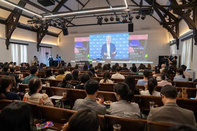 에르네스토 오토네 유네스코 문화 사무총장보가 ‘2024 문화예술교육국제포럼’을 기념하기 위해 영상으로 축사를 전했다. 한국문화예술교육진흥원