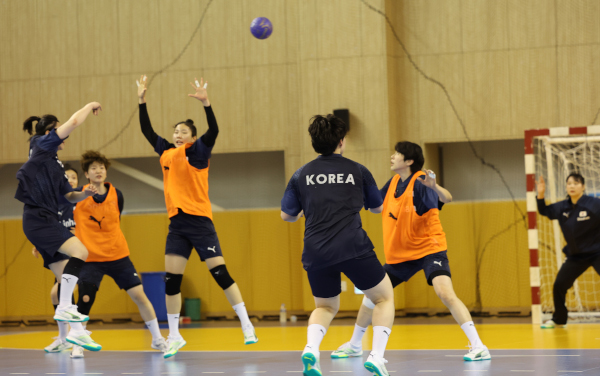 여자 핸드볼 국가대표 선수들이 20일 충북 진천선수촌에서 공개훈련을 하고 있다. 파리올림픽 구기 종목 중 유일하게 출전하는 여자 핸드볼 선수들은 8강 진출을 목표로 구슬땀을 흘리고 있다. 연합뉴스