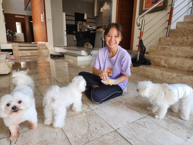 지난달부터 가정부로 일하는 마라가 강아지들을 돌보고 있다. 오영철 선교사 제공