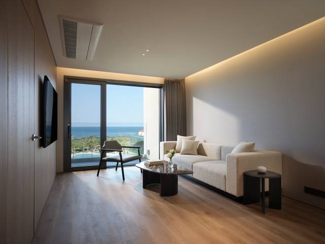 해비치 리조트 제주 클래식 스위트 바다전망 객실의 거실 풍경. 해비치호텔앤드리조트 제공