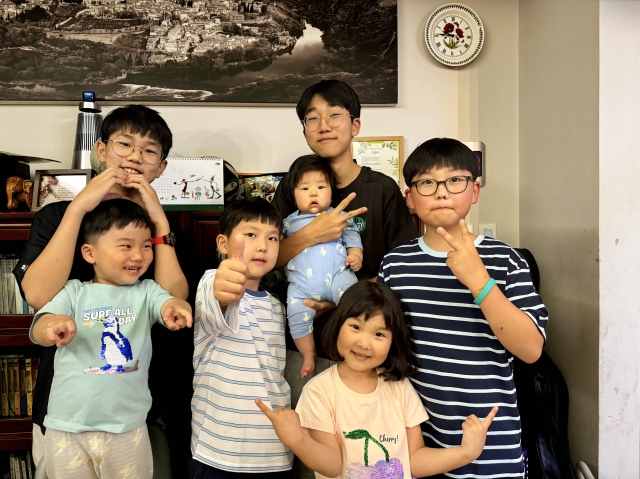 홍철진 목사 가정 7남매가 지난달 17일 경기도 양주 자택에서 가족사진을 찍고 있다. 예장합동 총회 제공