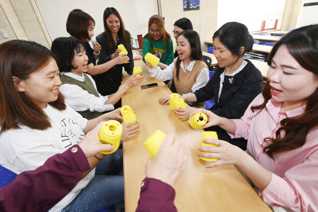 수원지역 외국인 주민들이 수원시다문화가족지원센터에서 진행하는 프로그램에 참여해 컵을 이용한 놀이를 하고 있다. 수원특례시 제공