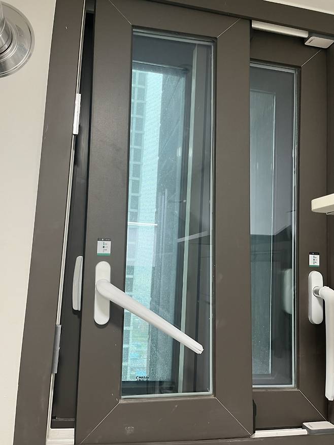 서울시내 한 신축 아파트 창틀이 크게 뒤틀린 모습. 매경DB