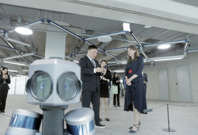[사진] 21일 경기도 성남시 네이버 1784에 적용된 AI, 로봇 등 첨단 기술을 체험하고 있는 미셸 도넬란 영국 과학혁신기술부 장관 일행