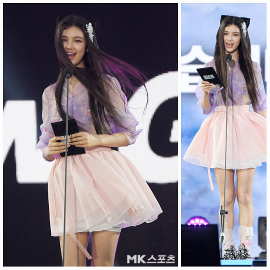 다니엘이 입은 스커트 볼륨감은 그녀의 전체적인 실루엣을 사랑스럽고 경쾌하게 만들어주었다.사진=MK스포츠DB