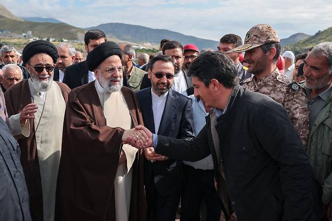 19일(현지시간) 이란과 아제르바이잔의 공동 건설 댐 준공식을 앞두고 아라스강 인근을 방문한 에브라힘 라이시 대통령의 생전 모습. 2024.05.19  /AFPBBNews=뉴스1