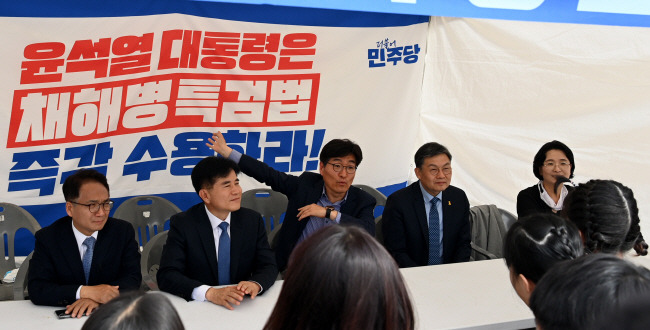 천막 농성하는 야당 21일 오전 국회 본관 앞에서 윤석열 대통령에게 ‘채 상병 특검법’ 수용을 요구하며 천막 농성을 벌이고 있는 더불어민주당 초선 의원들이 견학을 온 초등학교 학생들과 이야기를 나누고 있다.  곽성호 기자