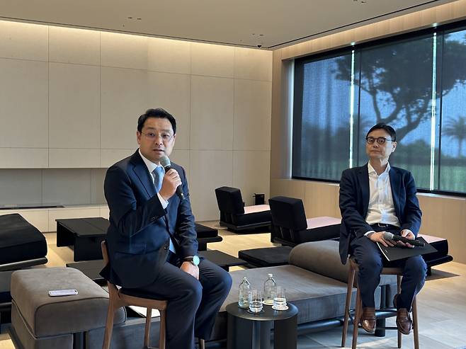 20일 리조트 내 신설 공간인 모루라운지에서 김민수 대표와 원영욱 총지배인이 기자간담회를 진행하고 있다. 키즈 전용 공간 '모루'로 이용되던 모루라운지는 마스터 스위트 이상 투숙객을 위한 프리미엄 서비스 공간으로 탈바꿈했다. 김희량 기자