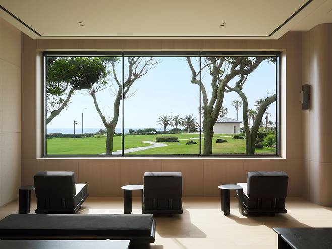 실경 액자를 걸어놓은 듯한 ‘모루 라운지’