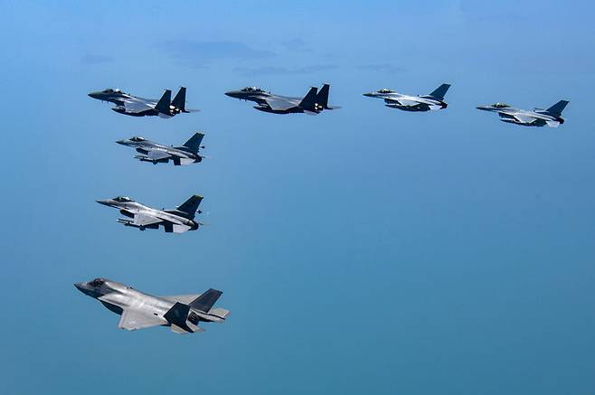 [서울=뉴시스] 한미 연합편대군 종합훈련에 참가한 한미 공군이 18일 서해 상공에서 임무를 수행하고 있다. 왼쪽부터 미 해병대 F-35B, 미 공군 F-16, 공군 F-15K, 공군 F-16. (사진=공군 제공) 2024.04.19. photo@newsis.com *재판매 및 DB 금지