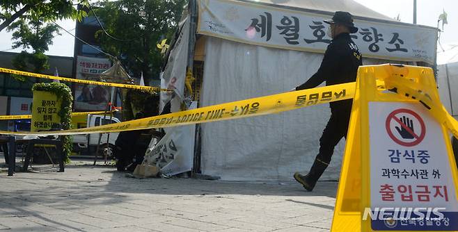 [전주=뉴시스] 김얼 기자 = 전북경찰청 과학수사대 경찰관들이 20일 전북 전주시 풍남문광장에 위치한 세월호 분향소를 찾아 현장감식을 하고 있다. 전주 세월호분향소는 지난 19일 오후 8시 30분께 원인불명의 화제가 발생해 10여분 만에 진화 됐다. 2024.05.20. pmkeul@newsis.com