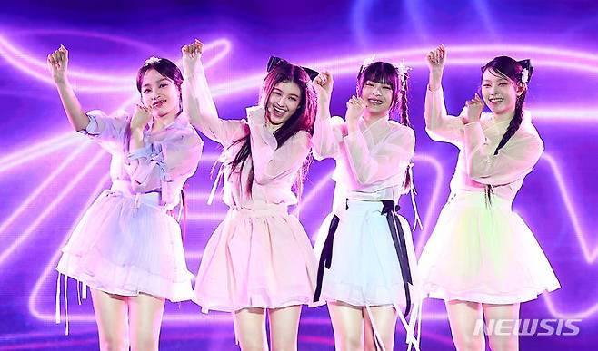 [서울=뉴시스] 김근수 기자 = 걸그룹 뉴진스가 21일 서울 종로구 경복궁에서 열린 ‘2024 국가유산 방문 캠페인 : ‘코리아 온 스테이지’ 무대에서 공연을 펼치고 있다. 2024.05.21. ks@newsis.com