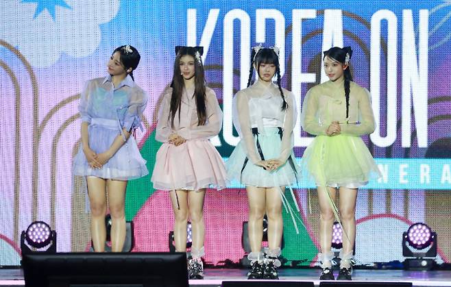 그룹 뉴진스가 21일 오후 서울 경복궁 흥례문 광장에서 국가유산청 출범을 기념해 열린 '2024 코리아 온 스테이지 - 뉴 제레이션' 공연에서 무대를 선보이고 있다. 연합뉴스
