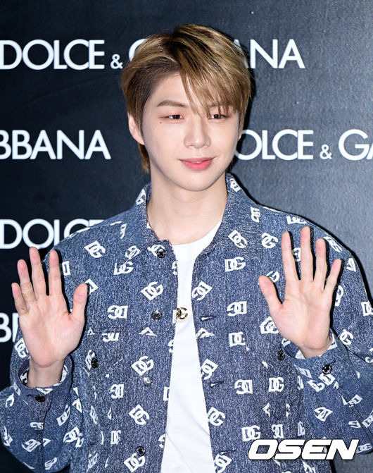 [OSEN=이대선 기자] 2일 오후 서울 강남구 돌체앤가바나 청담플래그십에서 돌체앤가바나 X 프리즈 서울 파티가 열렸다.가수 강다니엘이 포토타임을 마치고 이동하고 있다. 2022.09.02 /sunday@osen.co.kr