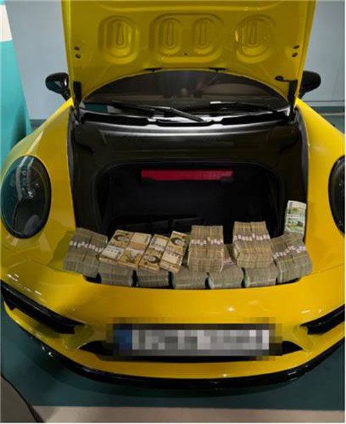 압수된 외제차와 현금다발