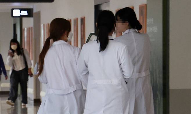 지난 20일 서울의 한 대학병원에서 의료진이 이동하고 있다. 뉴시스