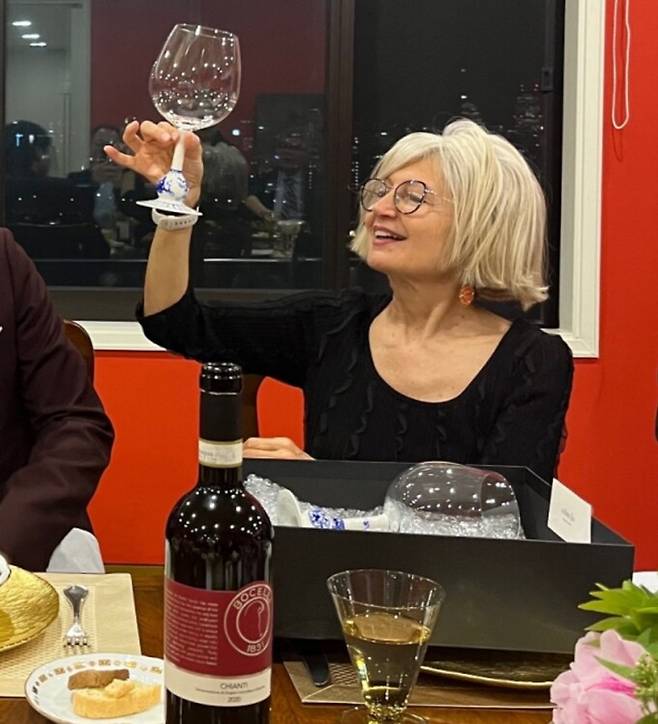 에밀리아 가토 주한이탈리아 대사가 조수빈 작가의 청화백자 와인잔을 들고 구경하고 있다.