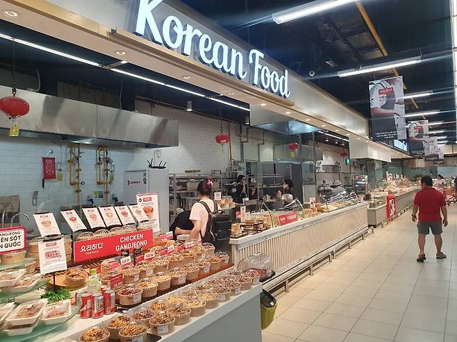 베트남 롯데마트의 요리하다 키친, 매장에서 직접 조리한 닭강정 등 K푸드를 맛볼 수 있다.