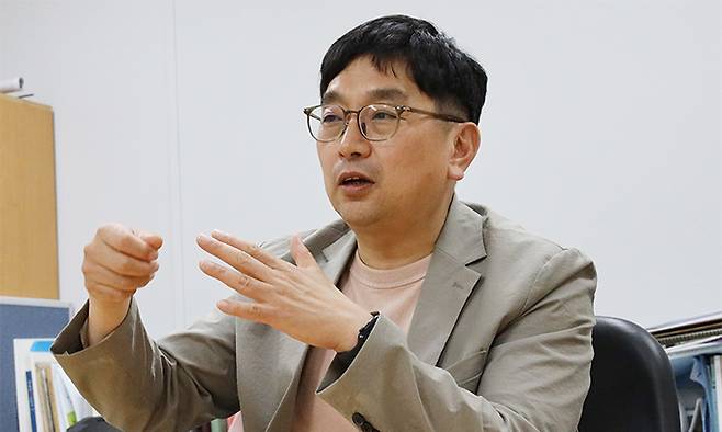 박종석 경북 칠곡군 공보팀장이 21일 칠곡군청에서 진행한 세계일보와 인터뷰에서 “스토리텔링이 있는 주제 발굴이 중요하다”는 홍보 지론을 밝히고 있다. 칠곡군 제공