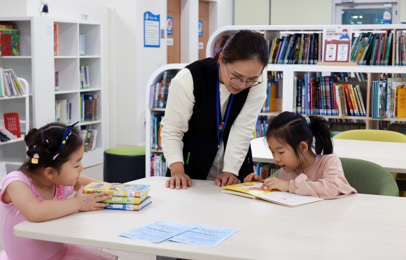지난 16일 부산 긴급보살핌늘봄센터에서 아이들이 실무원의 지도 아래 책을 읽고 있다. 교육부 제공