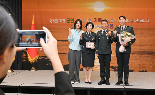 김임수 특전사 원사(오른쪽 두번째)와 박철순(오른쪽 세번째) 원사가 ‘자랑스러운 육군 가족상’을 수상한 후 기념촬영을 하고 있다. 사진 제공=육군