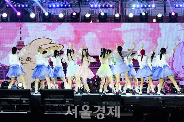 그룹 뉴진스(New Jeans)가 21일 오후 서울 종로구 경복궁 흥례문에서 열린 ‘코리아 온 스테이지(KOREA ON STAGE)’에서 무대를 선보이고 있다. 김규빈 기자 2024.05.21