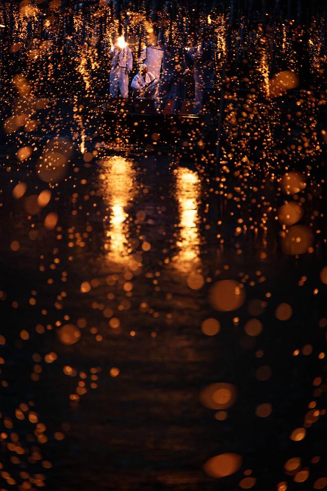 함안낙화놀이보존회 회원들이 5월15일 경상남도 함안군 괴산리 무진정에서 열린 함안 낙화놀이에서 낙화봉에 불을 붙이고 있다. ⓒ시사IN 박미소