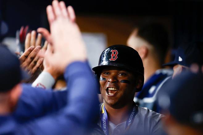보스턴 데버스가 21일 탬파베이전에서 홈런을 치고 돌아온 뒤 동료의 축하를 받고 있다. Getty Images코리아