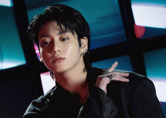방탄소년단 정국 'Standing Next to You' 스포티파이 6억 스트리밍 돌파..K팝 솔로 최다 3곡 '新기록'