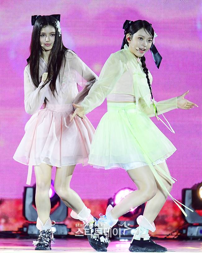 그룹 뉴진스 다니엘(왼쪽)과 해린. <강영국 기자>