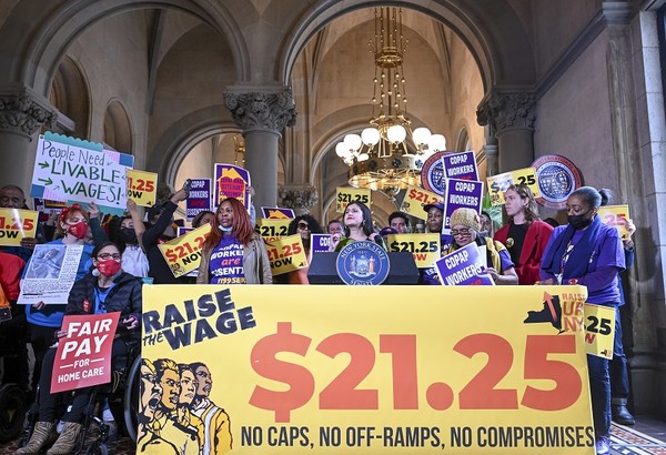 미국 최저임금 인상을 주도하는 제시카 라모스 민주당 상원의원. [사진=뉴시스]