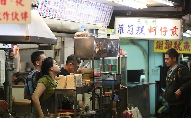 이 책은 타이완 역사에 따른 음식의 기원과 변천사를 소개한다.[사진=연합뉴스]