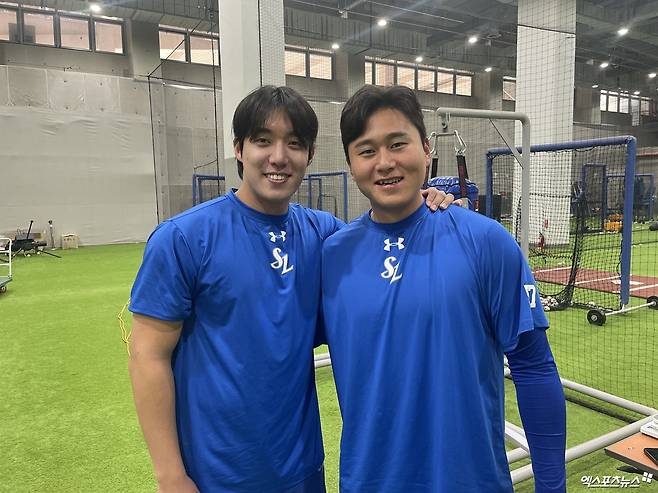 왼쪽부터 삼성 라이온즈 선발투수 원태인과 이승현. 인터뷰 후 기념촬영하고 있다. 최원영 기자