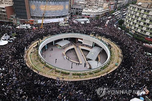 이란 수도 테헤란의 발리아스르 광장을 가득 메운 라이시 대통령 추도 인파 [AFP=연합뉴스] 재판매 및 DB 저장 금지