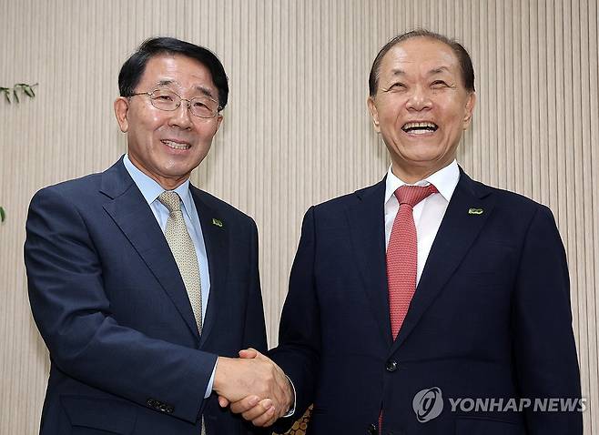 김종생 한국기독교교회협의회 총무 예방한 황우여 비대위원장 (서울=연합뉴스) 국민의힘 황우여 비상대책위원장(오른쪽)이 21일 서울 종로구 한국기독교교회협의회(NCCK)를 예방해 김종생 한국기독교교회협의회 총무에게 100주년 기념 배지를 선물 받은 후 기념 촬영하고 있다. 2024.5.21 [국회사진기자단] photo@yna.co.kr
