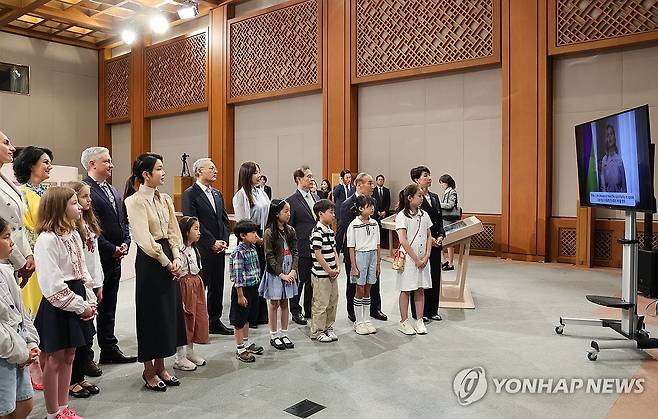 김건희 여사, 우크라이나 영부인 영상메시지 시청 (서울=연합뉴스) 홍해인 기자 = 김건희 여사가 21일 청와대 춘추관에서 열린 '희망을 그리는 아이들: 우크라이나 아동 그림전'을 찾아 우크라이나 영부인의 전시 관련 영상메세지를 시청하고 있다. 2024.5.21 [대통령실 제공. 재판매 및 DB 금지] hihong@yna.co.kr