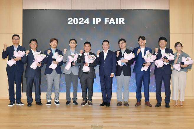 지난 21일 삼성SDI 기흥 본사에서 열린 ‘IP Fair’ 행사에서 최윤호 대표(왼쪽 여섯번째)가 수상자들과 기념촬영하고 있다.(사진=삼성SDI)