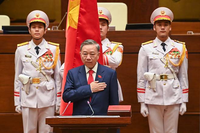 또 럼 신임 베트남 국가주석이 22일(현지시간) 국회에서 취임 선서를 하고 있다.(사진=AFP·연합뉴스)