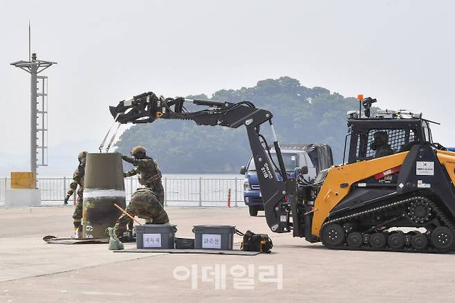 공군팀이 적의 전술탄도탄 불발탄을 ‘활주로 불발탄 원격 처리장비(ARTS)’를 활용하여 인양하고 있다. (사진=합참)