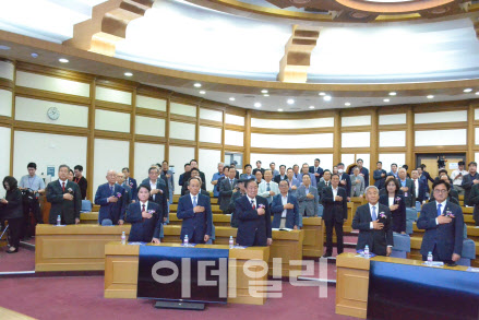 22일 국회의원회관에서 열린 민추협 40주년 기념식에서 참석자들이 국민의례를 하고 있다. (새로운미래 제공)