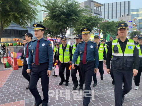 조지호 서울경찰청장(가운데)과 고석길 마포경찰서장(왼쪽) 등이 21일 오후 서울 마포구 경의선 책거리와 홍대입구역 일대에서 야간 합동순찰을 실시하고 있다.(사진=김한영 수습기자)