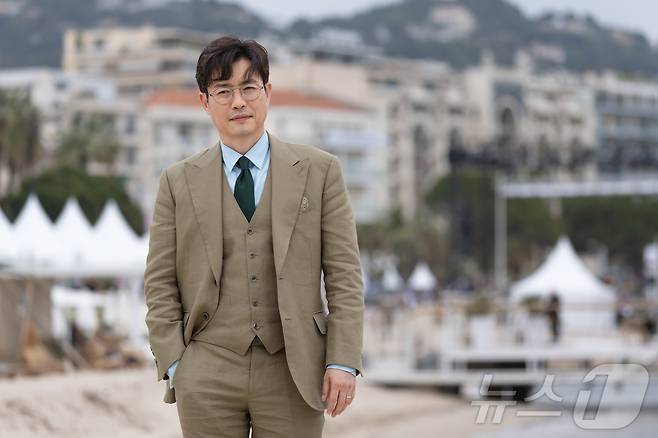 제77회 칸 국제영화제(Cannes Film Festival 2024) 미드나잇 스크리닝 부문 공식 초청을 받은 영화 ‘베테랑2’의 감독 류승완이 20일(현지시간) 영화제가 열리고 있는 프랑스 남부 소도시 칸 '팔레 데 페스티벌(Palais dès Festivals)' 한국 영화진흥위원회 부스가 마련된 크루아제트 해변에서 인터뷰 촬영을 하고 있다. 2024.5.21/뉴스1 ⓒ News1 이준성 기자