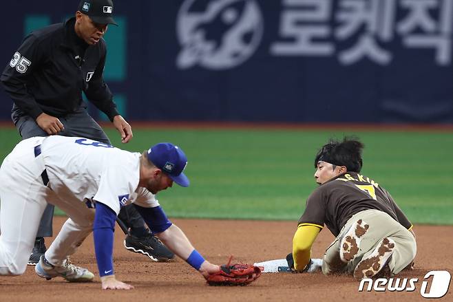 21일 서울 구로구 고척스카이돔에서 열린 2024 미국 메이저리그(MLB) 월드투어 서울시리즈 공식 개막전 샌디에이고 파드리스와 LA 다저스의 2차전 경기에서 샌디에이고 김하성이 4회초 1사 1루에서 2루 도루를 시도해 성공하고 있다. 2024.3.21/뉴스1 ⓒ News1 박정호 기자