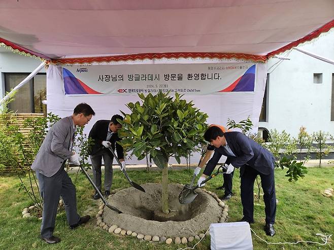 함진규 한국도로공사 사장(왼쪽)이 방글라데시 현장에서 협력 증진을 위한 식수 행사를 하고 있다. /한국도로공사 제공